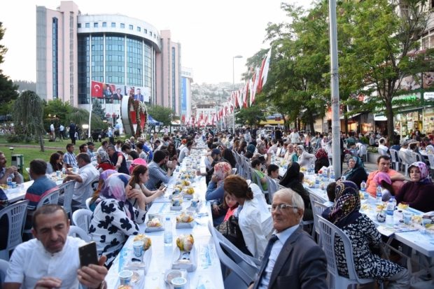 İzmit Belediyesi’nden 15 toplu iftar