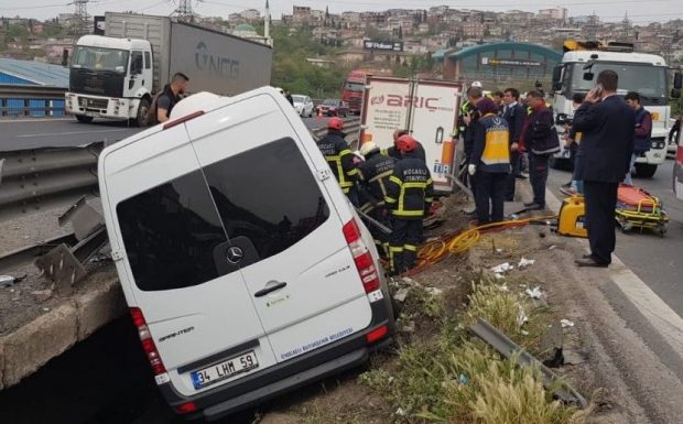 Kocaeli protokolunun eşlerini taşıyan araç kaza yaptı