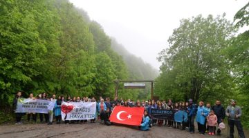 Sağlıkçıların doğada çoşkulu yürüyüşü