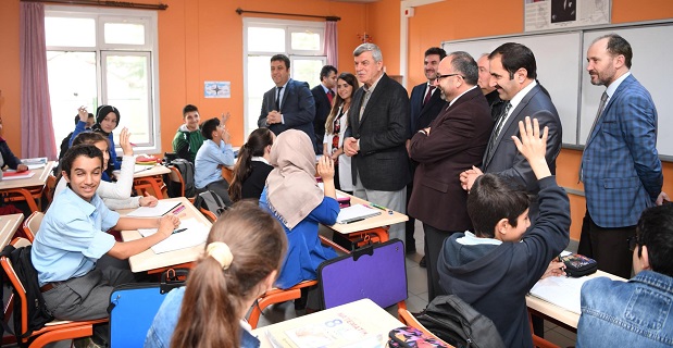 Karaosmanoğlu ve Üzülmez’den okul ziyareti.