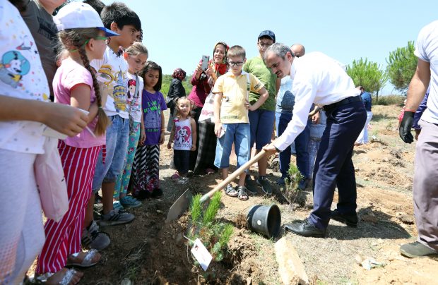 Her şehit adına bir fidan