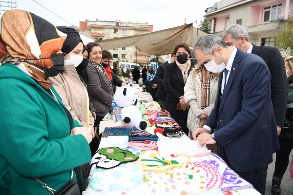 Çiftçi el işi ürünleri satış noktasını ziyaret etti