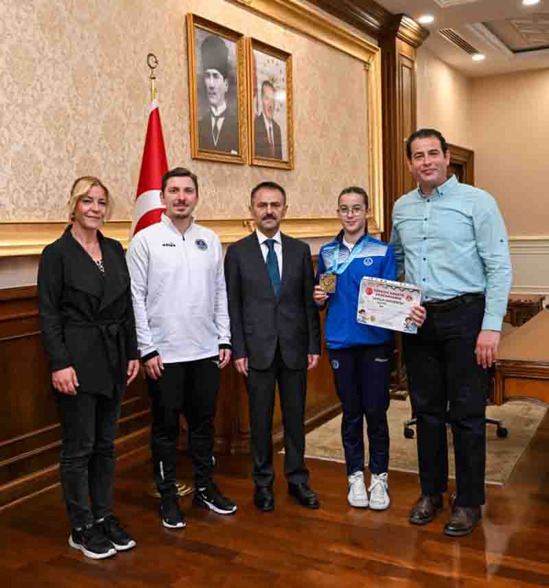 Vali İlhami Aktaş, 2025 Türkiye Çocuklar Karate Şampiyonu Melis Uran’ı Ağırladı