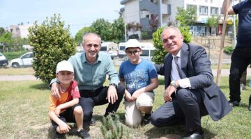 Çiftçi, minik öğrencilerle birlikte fidan dikti