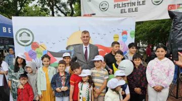 GÖLCÜK’TE YÜZLERCE KİŞİ YAĞMUR ALTINDA FİLİSTİN İÇİN TEK YÜREK OLDU