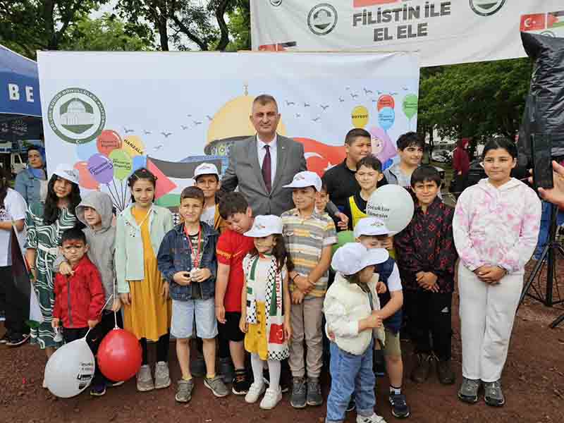 GÖLCÜK’TE YÜZLERCE KİŞİ YAĞMUR ALTINDA FİLİSTİN İÇİN TEK YÜREK OLDU