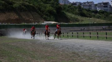 Rahvan At Yarışları Gölcük koşusuna yoğun katılım