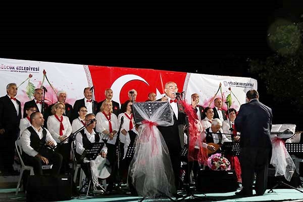 Halıdereliler Kiraz Festivalinde Coştu