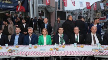 İzmit Belediye Meydanı’nda iftar sofrası