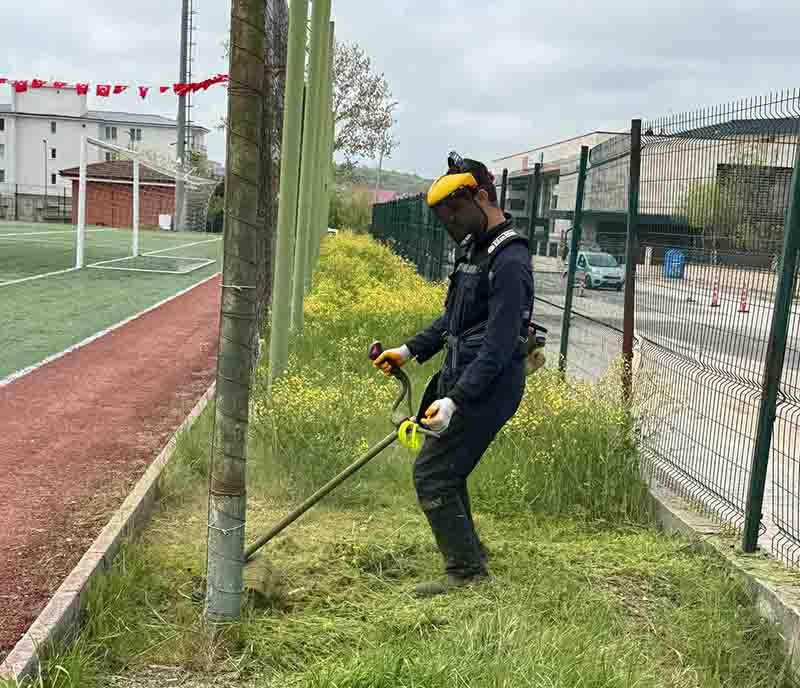 Kandıra Belediyesi Ot Biçme ve Temizlik Çalışmalarına Hız Verdi