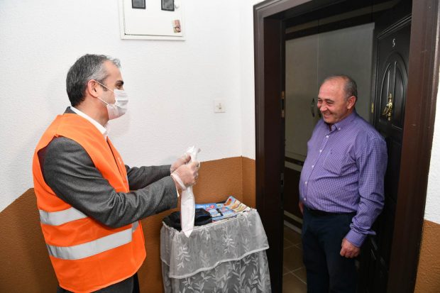 Çiftçi’den vatandaşlara maske