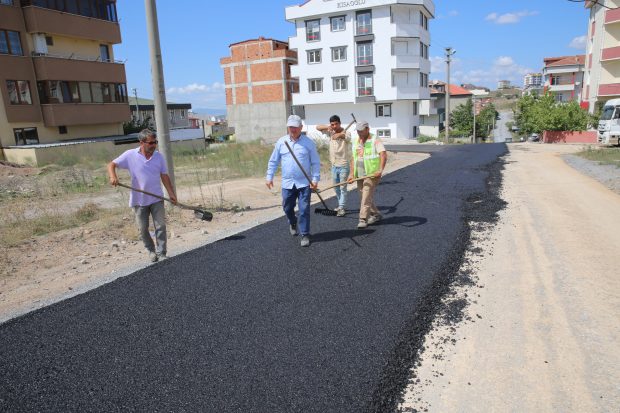 Çiftçi, asfalt çalışmasını yerinde inceledi