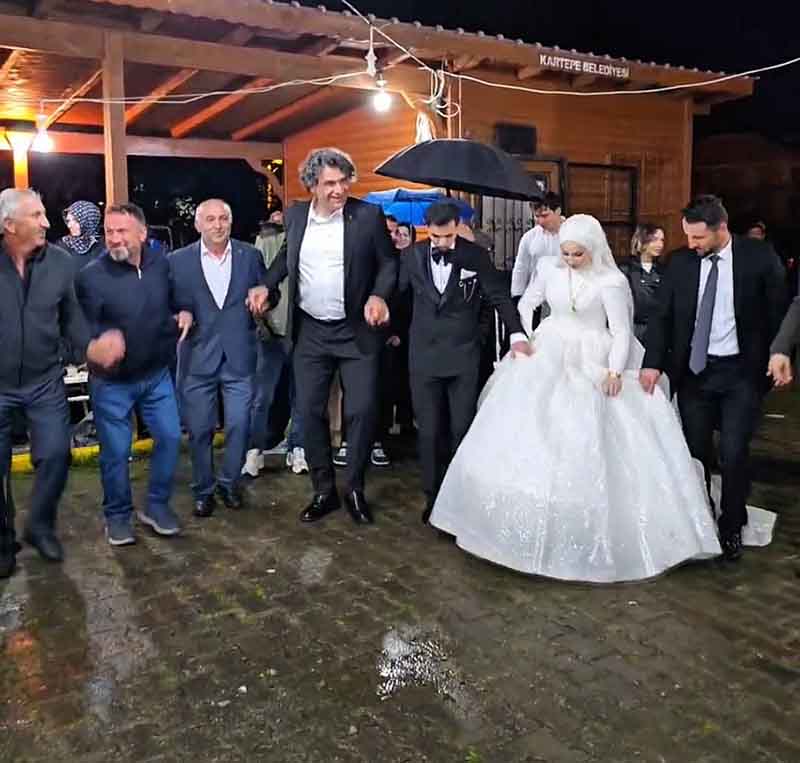 KOCAMAN’DAN YAĞMUR ALTINDA HORON
