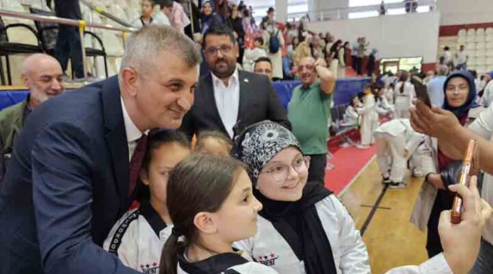 293 GÖLCÜK BELEDİYESPOR TAEKWONDO SPORCUSU KUŞAK ATLADI