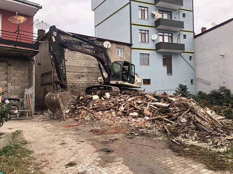 GÖLCÜK’TE MERUK VE ORTA HASARLI BİNA YIKIMLARI SÜRÜYOR