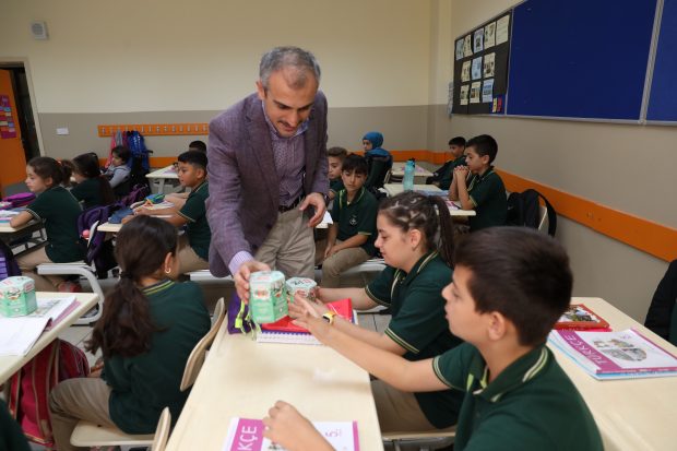 Öğrencilere kitap kumbarası