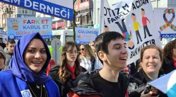 OTİZM FARKINDALIK GÜNÜ GÖLCÜK’TE RENKLİ GÖRÜNTÜLERE SAHNE OLDU