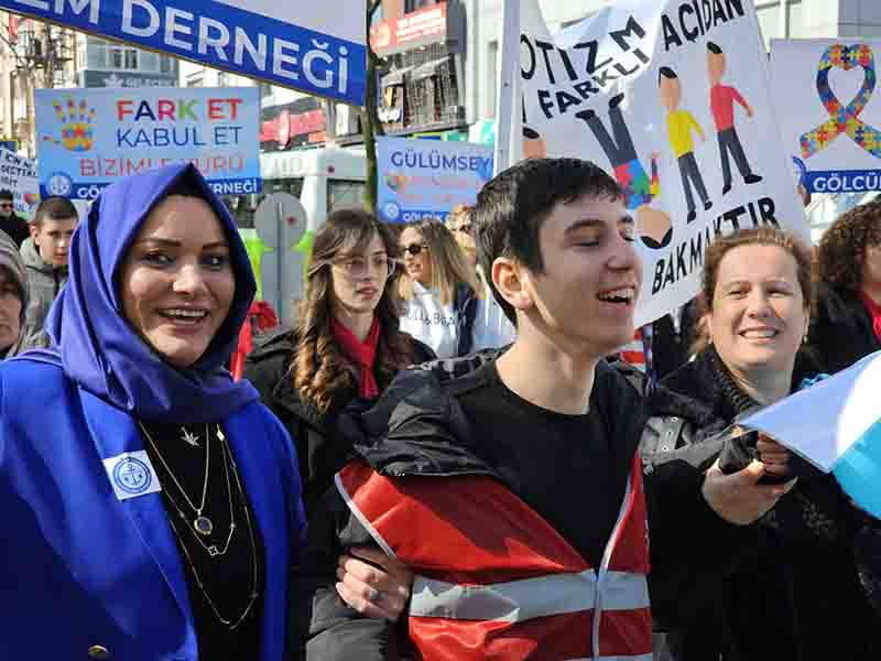 OTİZM FARKINDALIK GÜNÜ GÖLCÜK’TE RENKLİ GÖRÜNTÜLERE SAHNE OLDU