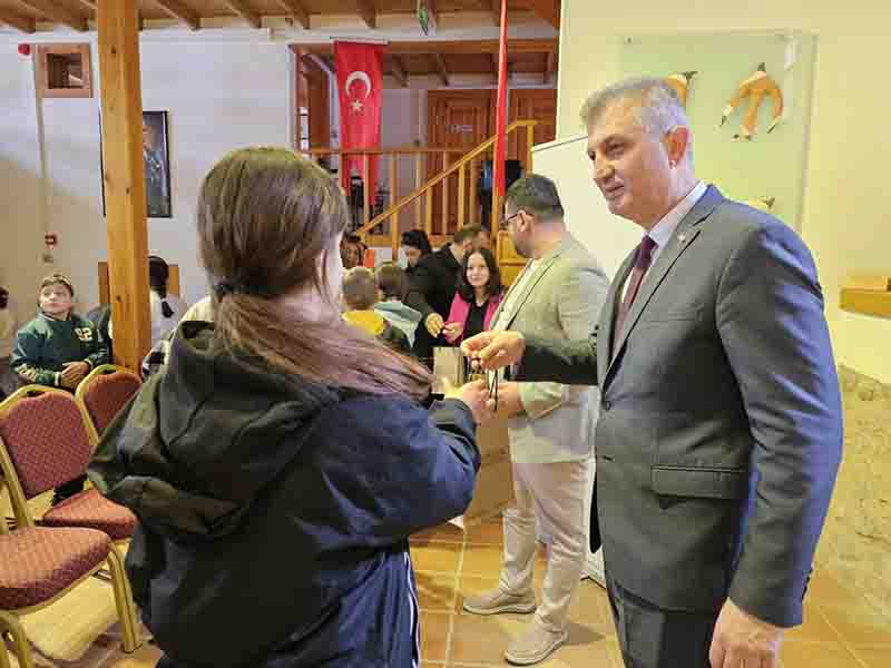 GÖLCÜK BELEDİYESİ EN ÇOK KİTAP OKUYAN ÖĞRENCİLERİ ÖDÜLLENDİRİLDİ