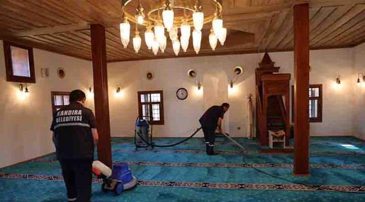 Kandıra Belediyesi’nden Bayram Öncesi Camilerde Temizlik Seferberliği