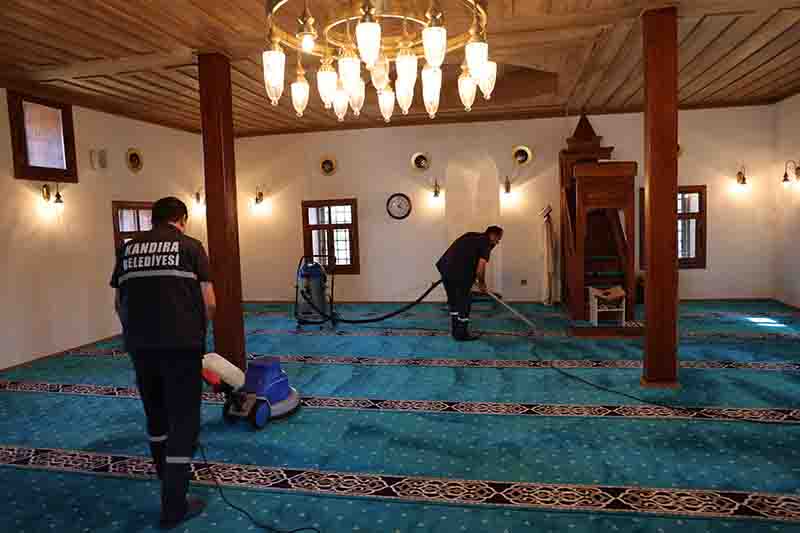 Kandıra Belediyesi’nden Bayram Öncesi Camilerde Temizlik Seferberliği