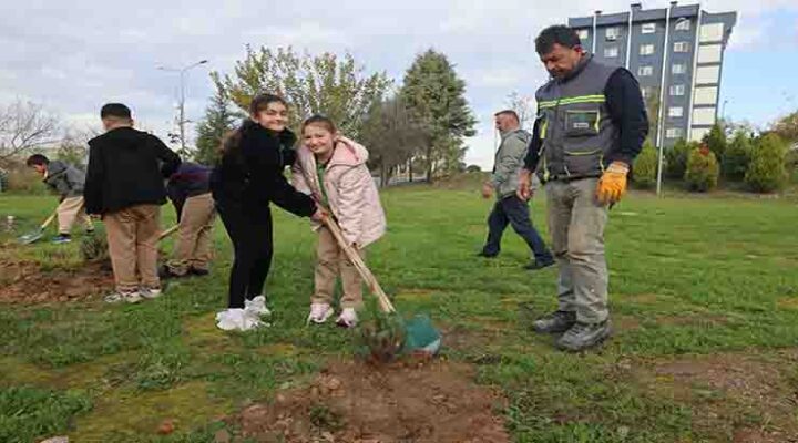 Çayırovalı öğrenciler, fidanları toprakla buluşturdu