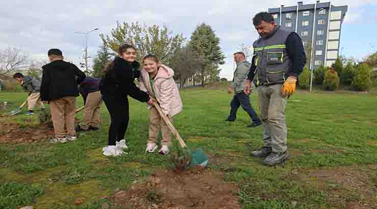 Çayırovalı öğrenciler, fidanları toprakla buluşturdu