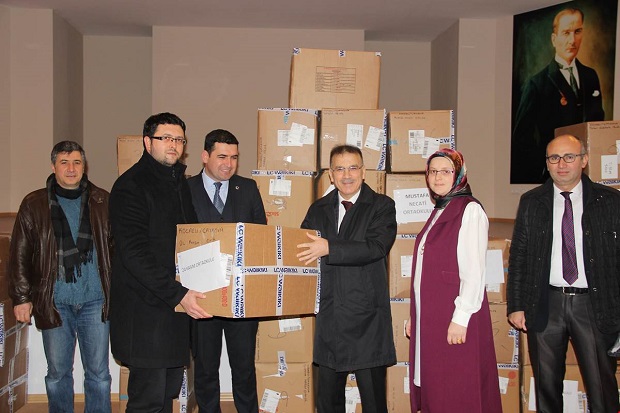 Çayırova Kaymakamlığından Çocukları Sevindiren Kıyafet Desteği