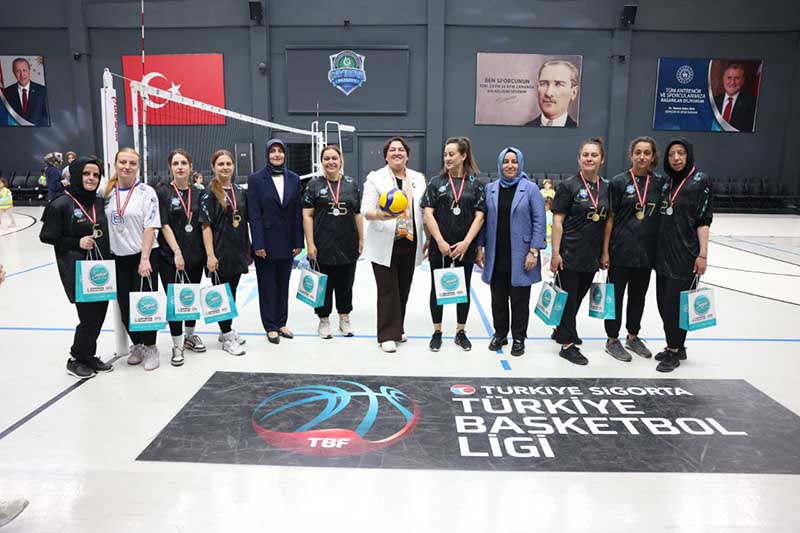 Bilgievi kursiyerleri, voleybol maçında hünerlerini konuşturdu