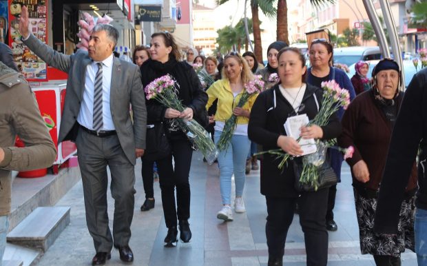 CHP ‘li Kadınlar karanfillerle tura çıktılar