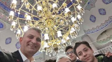 BAŞKAN SEZER TERAVİH SONRASI GENÇLERLE BİR ARAYA GELDİ