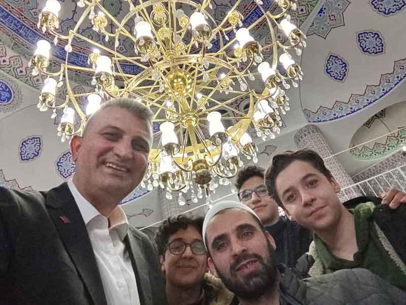 BAŞKAN SEZER TERAVİH SONRASI GENÇLERLE BİR ARAYA GELDİ