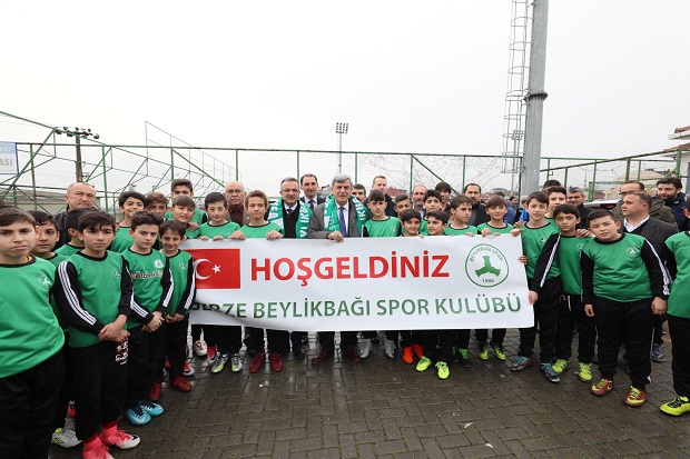 Karaosmanoğlu, Gebze Beylikbağıspor Kulübü’nü ziyaret etti.