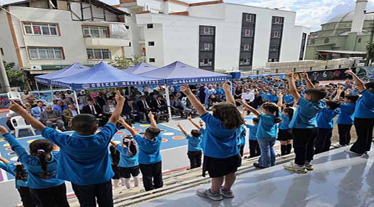 BAŞKAN SEZER ÖĞRENCİLERİN YENİ EĞİTİM DÖNEMİ HEYECANINA ORTAK OLDU