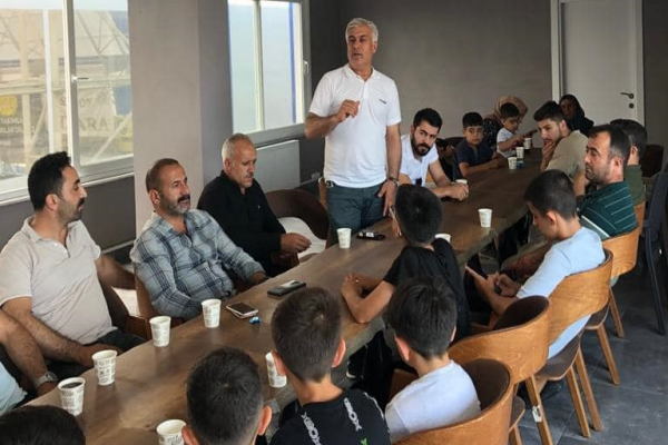 Yaşar ve yönetimi sporcularla bayramlaştı
