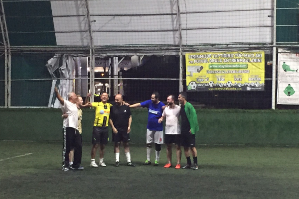 Halı sahada futbol oynayarak stres attılar