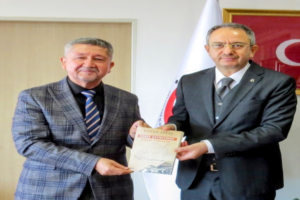 Şükür, Dilovası kaymakamına kitaplarını imzaladı