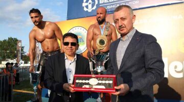Altın kemeri Büyükakın takdim etti