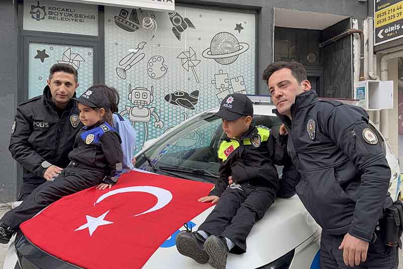 Anne Şehir’de polislere sürpriz kutlama