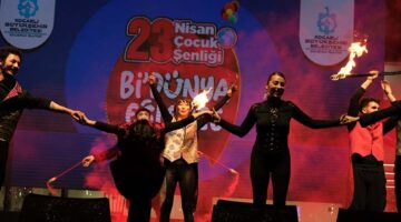 Ateş gösterisi izleyenleri büyüledi