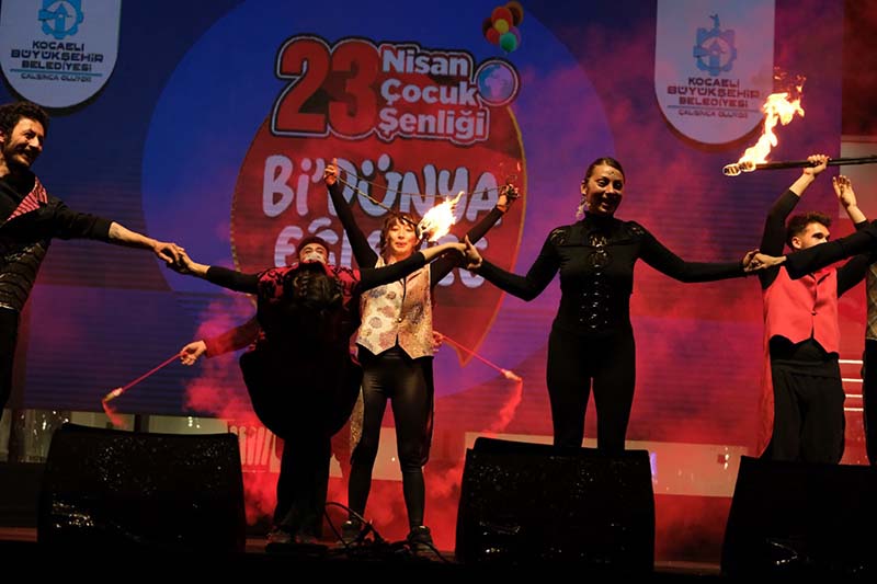 Ateş gösterisi izleyenleri büyüledi