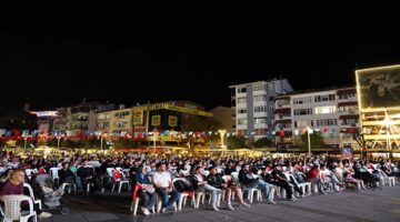 Kocaelililer, mili coşkuyu dev ekranda yaşadı;  Ay-Yıldızlı coşku meydana sığmadı