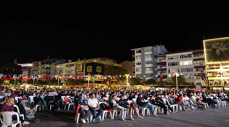 Kocaelililer, mili coşkuyu dev ekranda yaşadı;  Ay-Yıldızlı coşku meydana sığmadı