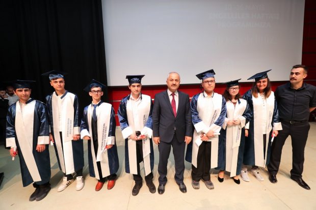 Özel çocuklara diplomaları verildi