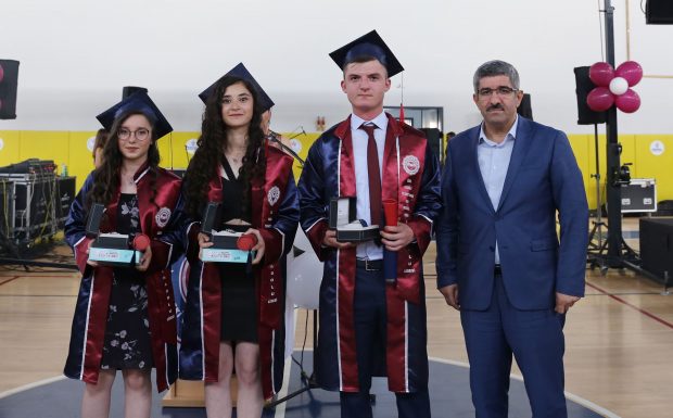 ‘Nitelikli okulun İlk Mezunları’