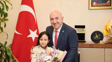 Başkan Bıyık koltuğunu minik İpek’e bıraktı