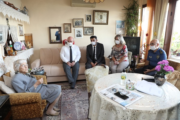 Yaşlılar Günü’nde Prof. Dr. Neda Armaner’i evinde ziyaret