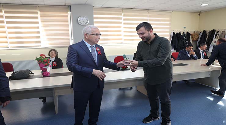 DARICA BELEDİYESİ, ÖĞRETMENLER GÜNÜNÜ ÇİÇEKLERLE KUTLADI