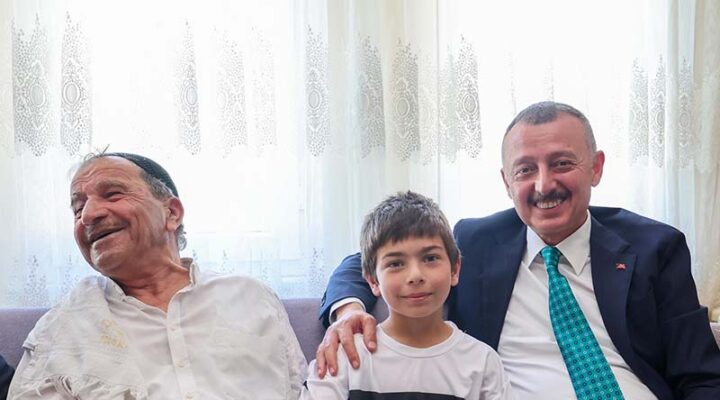 Başkan Büyükakın’dan ev ev bayram mutluluğu