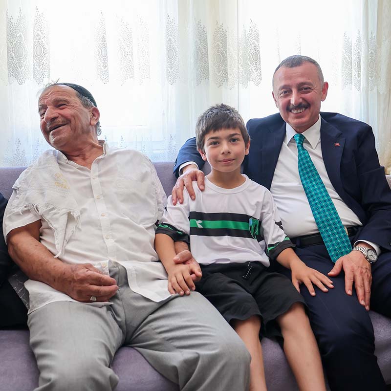 Başkan Büyükakın’dan ev ev bayram mutluluğu